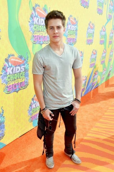 Billy Unger no necesitó de tanta producción al vestir para lucir ese encantador rostro que se carga.