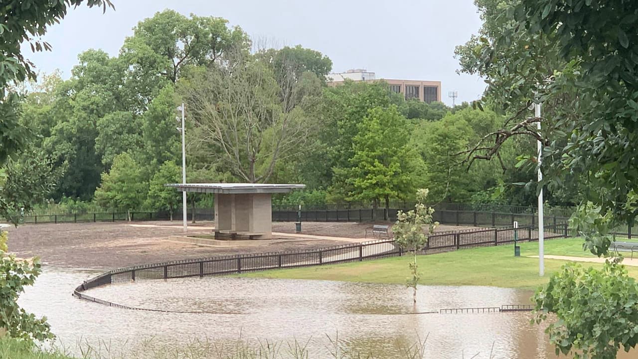 Las autoridades pidieron a los residentes tomar precauciones a la hora de salir y tomar calles o lugares que estuvieran inundados.