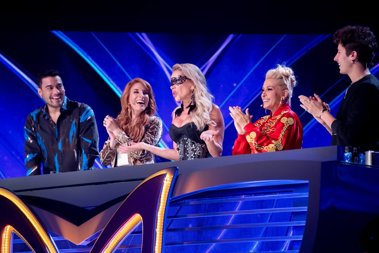 Lorena llegó para ayudar a los ‘investigadores’, luego de que fuera participante en esta temporada y diera vida a Sirena: "Los vengo ayudar porque veo que no dan con una", bromeó.