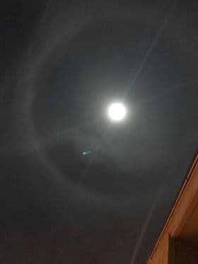 El eclipse lunar total es cuando el sol y la luna están alineados en lados opuestos de la tierra.