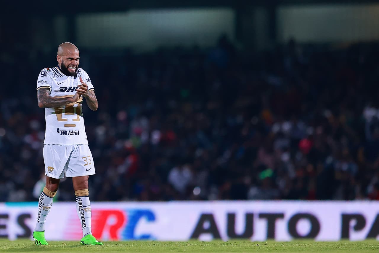 Dani Alves debutó como titular con Pumas en un pletórico estadio Olímpico Universitario en el que apenas pudieron rescatar el empate ante un aguerrido Mazatlán FC gracias a la asistencia del histórico brasileño sobre el final del partido.