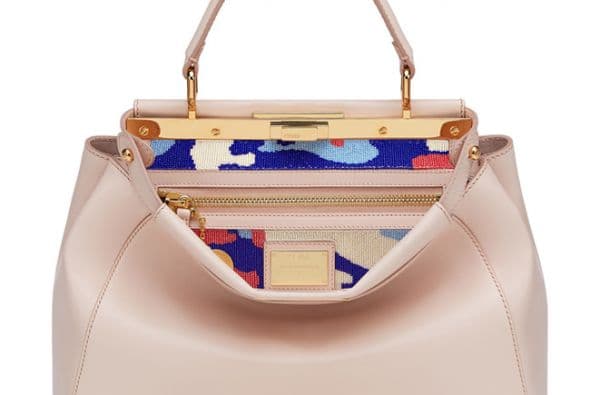 Por dentro se ve un estampado de camuflaje muy colorido. (Imagen de Fendi).
