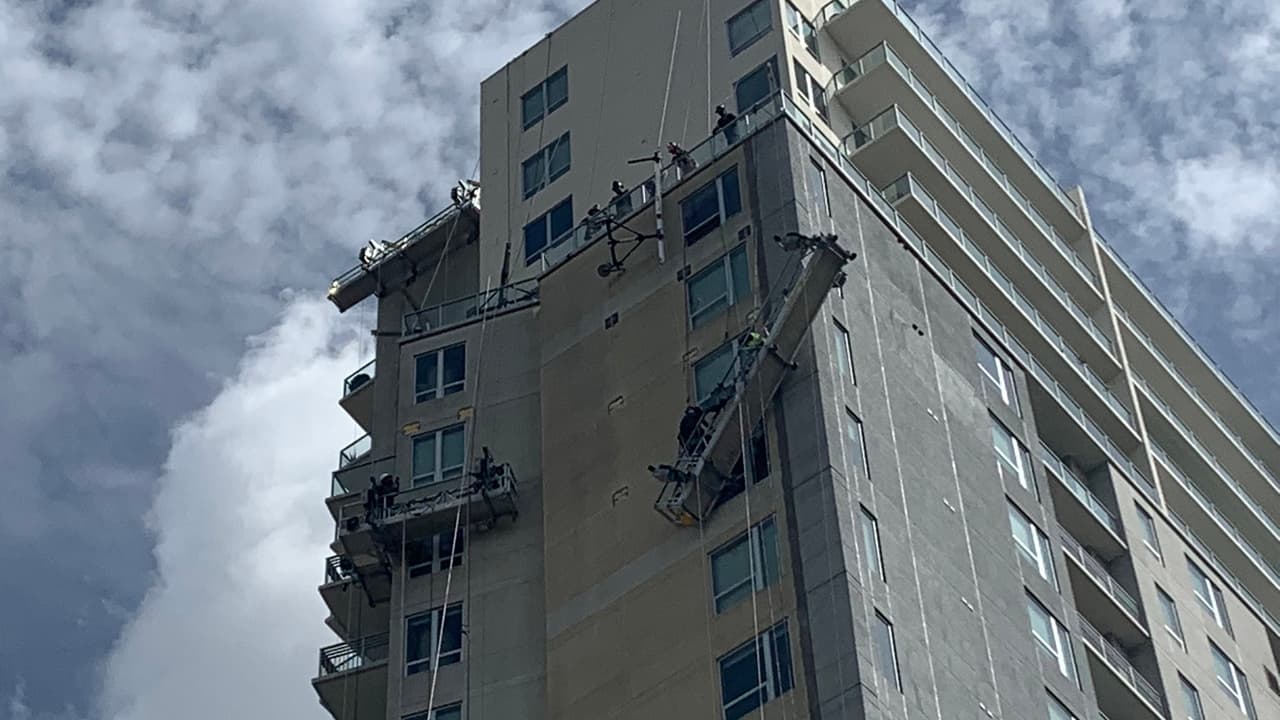 Los 
<a href="https://www.univision.com/noticias/salud/entre-fallas-de-conexion-y-berrinches-asi-sobrevivi-la-primera-semana-de-aprendizaje-virtual">Bomberos de Houston</a> informaron que rescataron a dos trabajadores que estaban limpiando ventanas en un edificio tras el colapso de la plataforma.