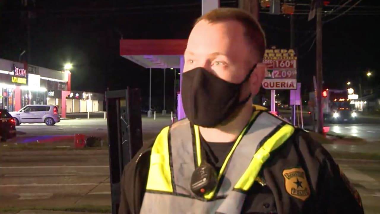 Tanto el oficial del condado Harris, como el civil y el sospechoso resultaron solo con heridas leves, informó el sargento David Ross de la policía de Houston.