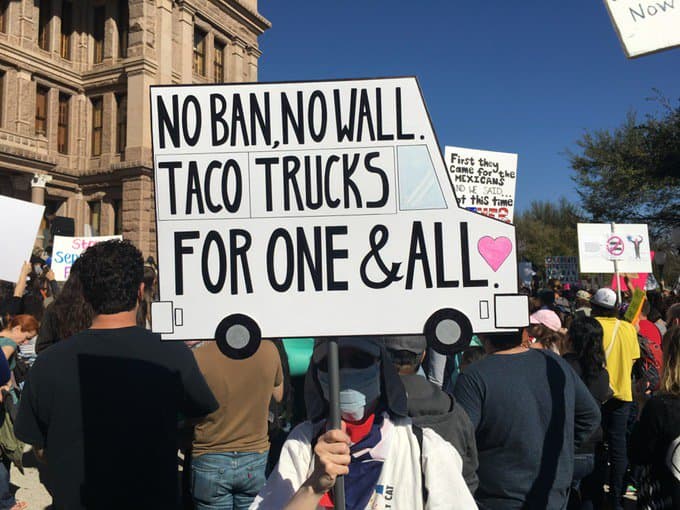 Mensaje: “No prohibiciones, no al muro. Camiones de tacos para uno y todos”
<br>
