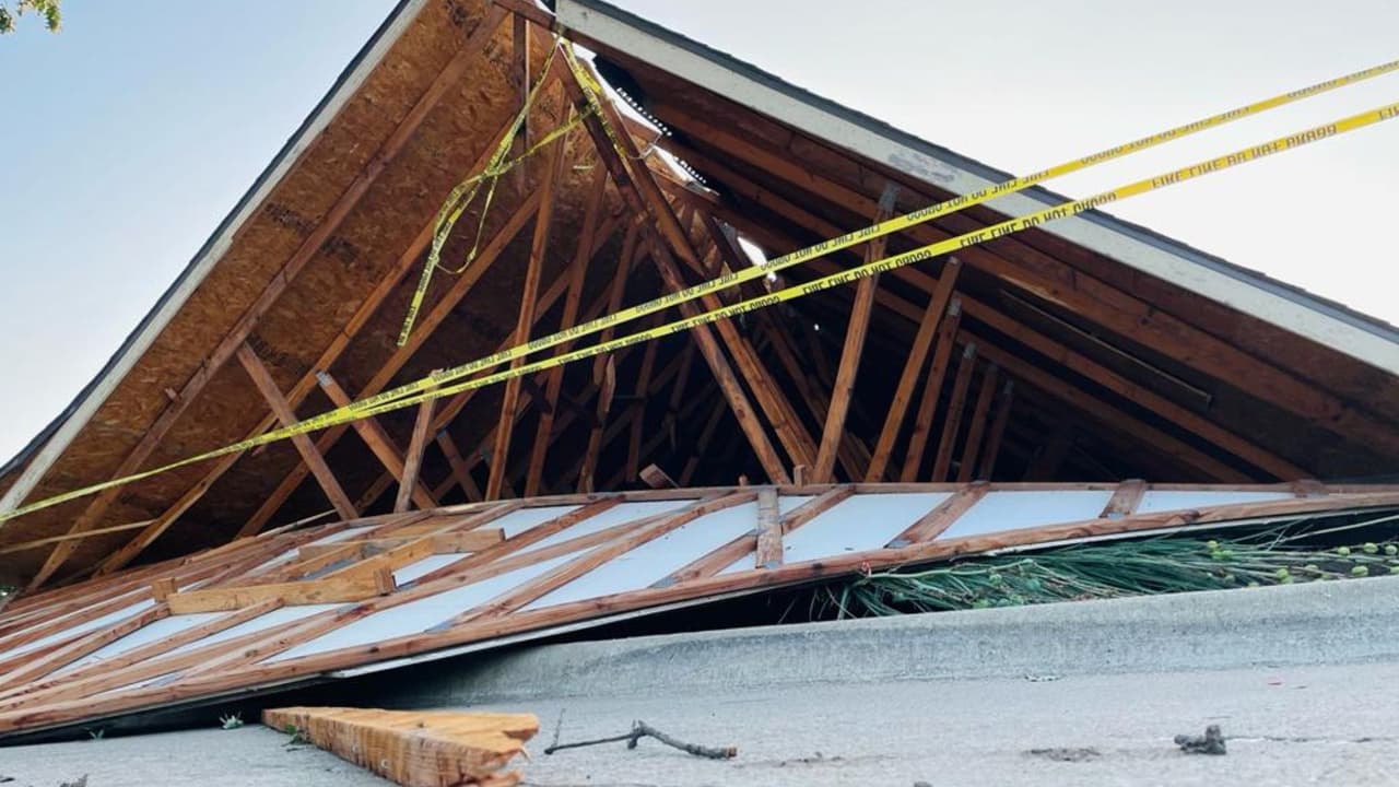 En Lavon, la estructura del techo de un banco colapsó completamente tras el paso de tormentas severas.