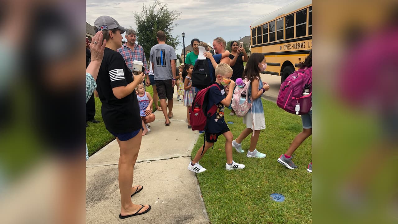 Un día después, el padre de Cooper 
<a href="https://www.univision.com/local/houston-kxln/asi-luce-la-alcaldia-de-houston-en-honor-al-oficial-que-murio-en-un-accidente-de-helicoptero" target="_blank">fue homenajeado por la alcaldía de Houston</a> cuando esta lució de azul en honor al oficial de HPD.