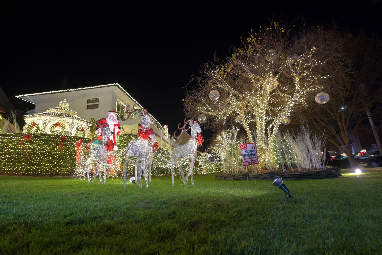Los habitantes de este lugar de Brroklyn se esmeran en la decoración. Santa Claus y sus renos forman parte de los adornos.