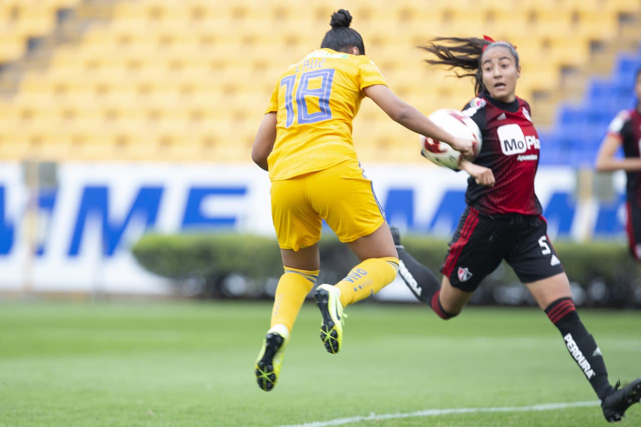 Con goles de Belén Cruz y Miah Zuazua, 'las Felinas' ganan 2-0 al Atlas y llegan a 10 puntos. El equipo femenil de Tigres sigue en ascenso en la Liga MX Femenil.
