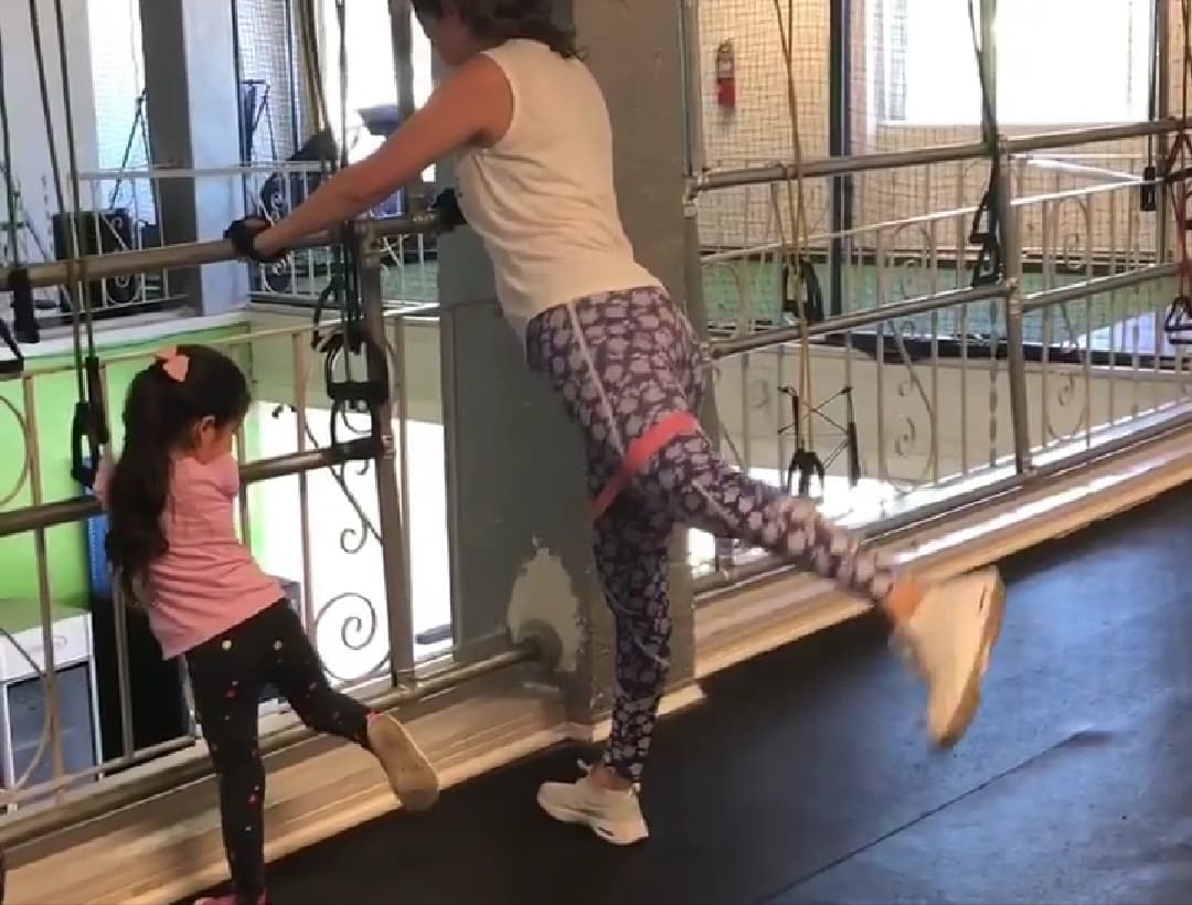 Inmediatamente, Giulietta se puso en acción: "Yo no tengo que mandarle a hacer ejercicio, ella empieza sola, mientras que a la mamá se le joroba la liga", dijo Yasmany, el entrenador personal de nuestra conductora.