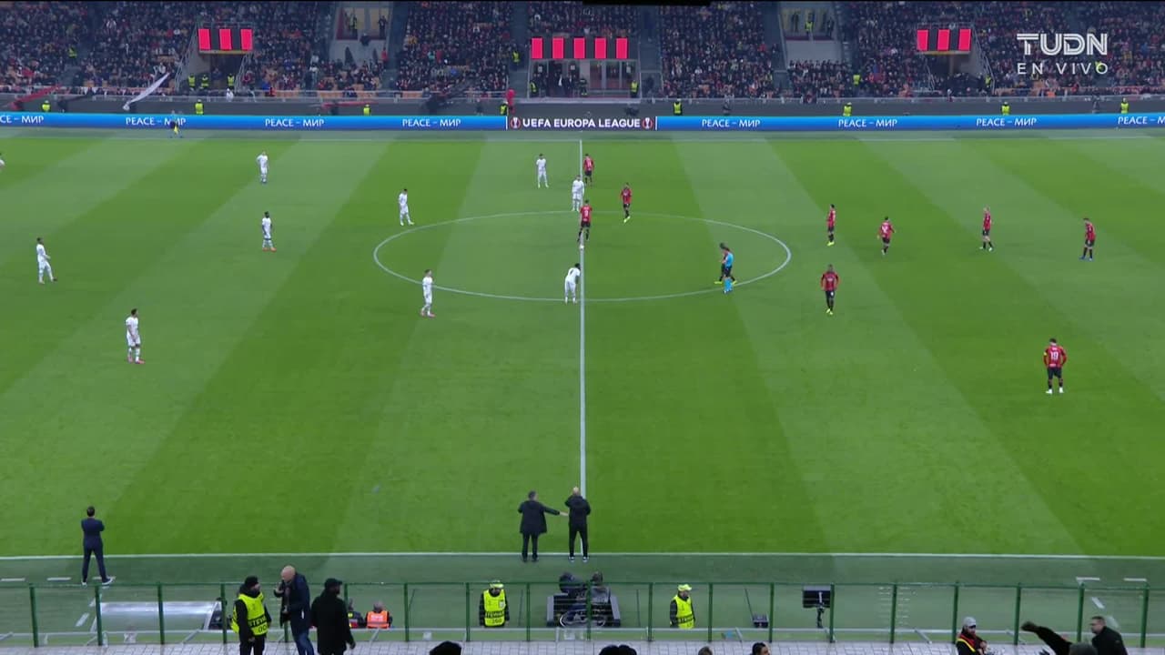 Arranca el partido y la pelota está en juego.