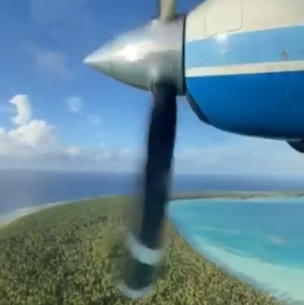 … y otro video sobrevolando una isla paradisíaca de playas blancas y aguas turquesas.