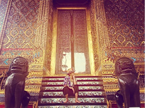 Galilea Montijo mando saludos a sus seguidores desde el Templo del Buda de Esmeralda (Wat Phra Kaew) en Bangkok, Tailandia.