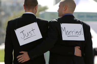 El Vaticano aclara las palabras del Papa: la Iglesia no puede bendecir las uniones entre homosexuales