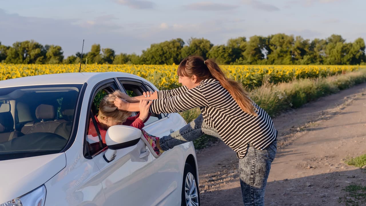 <h3 class="cms-H3-H3">Bajarse del vehículo para enfrentar al otro conductor</h3>
<br>Afortunadamente, según AAA esta situación solo ocurre en el en el 4% de los casos de ira al volante. Aún así afecta a 7.6 millones de conductores cada año.
<br>
<br>Lo recomendable es no responder al enfrentamiento y permanecer en el vehículo 
<b>sin bajar la ventana</b>. Si el agresor no regresa a su vehículo y abandona la escena en un tiempo prudencial, lo más aconsejable es llamar al 911 dando nuestra localización y la placa del vehículo del agresor.