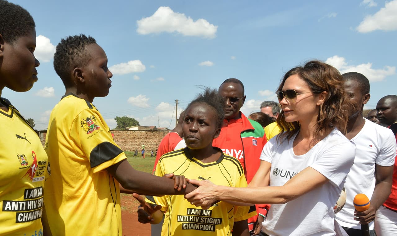 Una parte de la visita consistió en un partido de futbol, junto a un lema de eliminar el estigma del VIH.