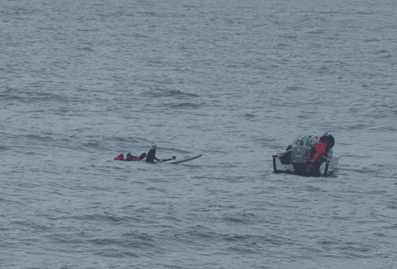 En el pequeño bote de un solo motor, se estima viajaban entre 16 a 18 personas, sin embargo no se descarta que viajaran más, ya que se trató de un viaje de contrabando de migrantes y de acuerdo con las autoridades, los coyotes tratan de pasar la mayor cantidad de personas posibles sin importarles la capacidad de los navíos que utiliza para los viajes ilícitos.