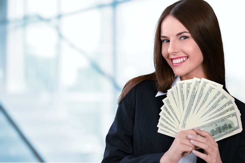 ¿Te llegó algo extra? Coloca un poco de ese dinero en alguna cuenta de ahorros a corto plazo especialmente si estás pensando realizar algún viaje hacia finales de año. Esta es una buena época para tu crecimiento económico y la prosperidad te aguarda. Tu regente, Venus, se está desplazando al elemento fuego hacia principios del mes de diciembre y eso te ayuda a consolidarte y neutralizar el efecto retrógrado de Mercurio.