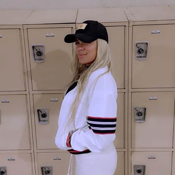 Las gorras no solo son para el outfit deportivo, incluso con prendas más formales se verán muy bien.