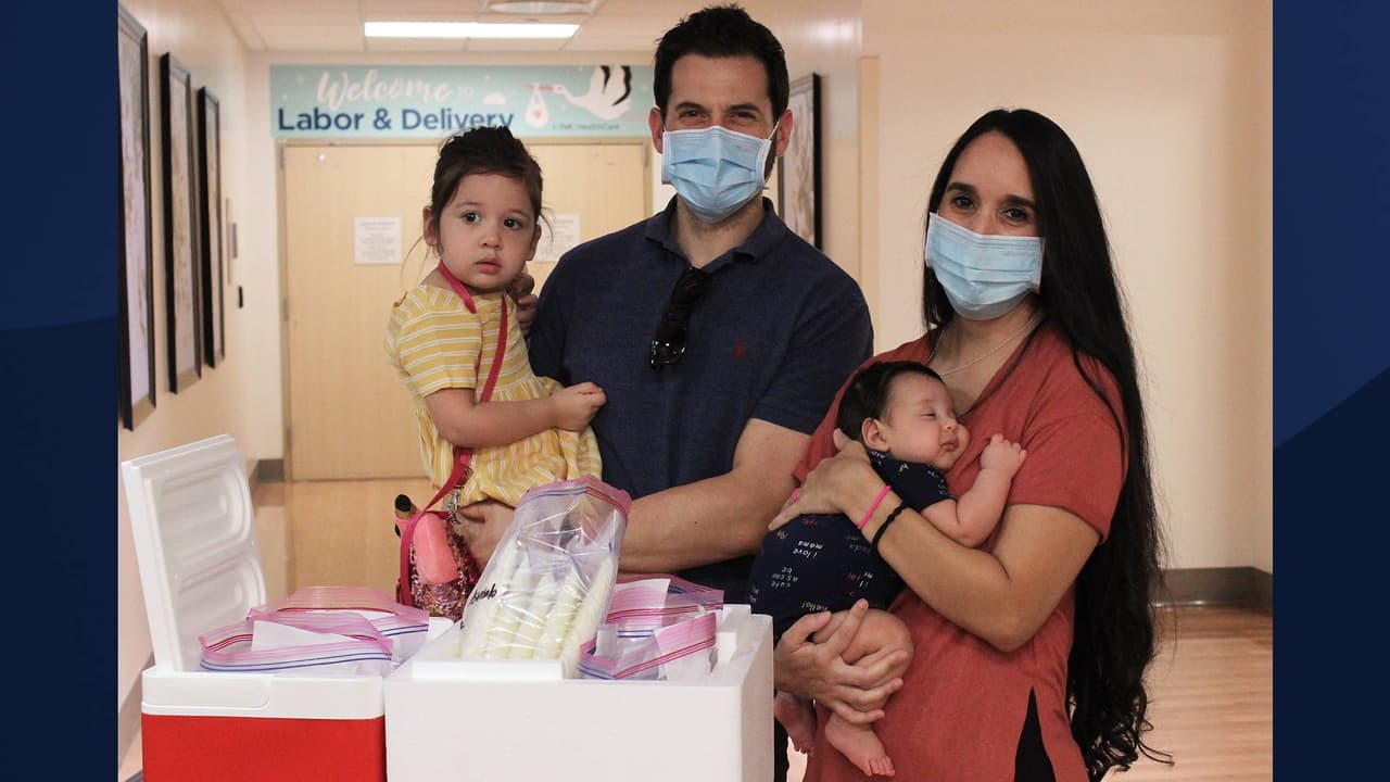 TMC HealthCare recibió su primera donación este jueves y fue de 300 onzas. Mujeres lactantes que estén interesadas en donar su leche materna pueden llamar al 1-877-813-6455. Tucson Medical Center está ubicado en la cuadra
<a href="https://goo.gl/maps/G58cQa1iun37aJ2G7" target="_blank">5301 al este de la Grant Road</a>.