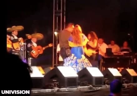 <b>Jenni Rivera</b> se peleó en pleno escenario en Puerto Vallarta cuando una fan le faltó al respeto y ella hizo que subiera al escenario para vaciarle una cerveza encima y jalarle su cabellera.