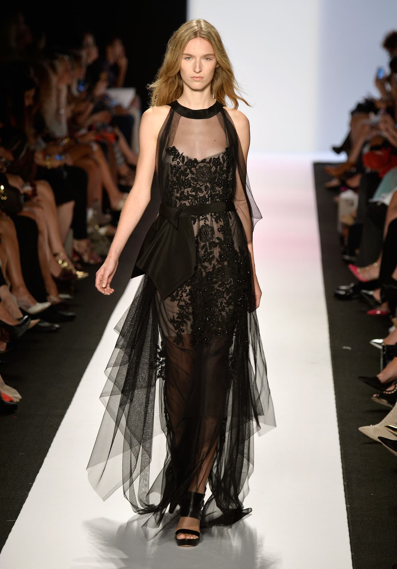 Variedad. El tul invadió la pasarela otoño invierno 2016 en diferentes versiones. El bordado con puntos fue protagonista de escotes y transparencias.