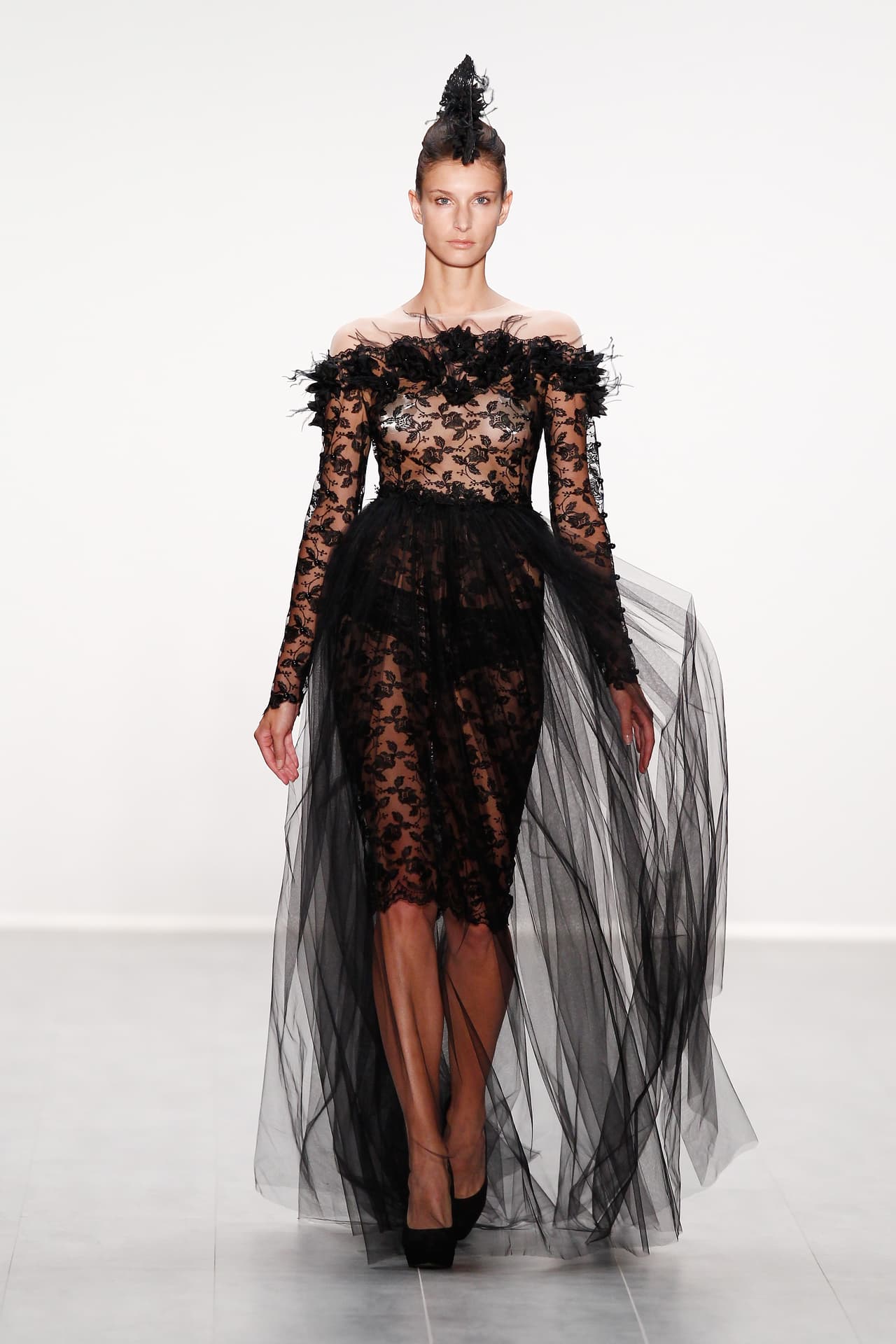 El tul también se instala como accesorio de vestidos y camisas, para dar volumen a escotes y mangas. Es una excelente opción para realzar diseños sencillos. Puedes vestirlo, principalmente, en outfits de fiesta y nocturnos. Combínalo con unos buenos tacones.