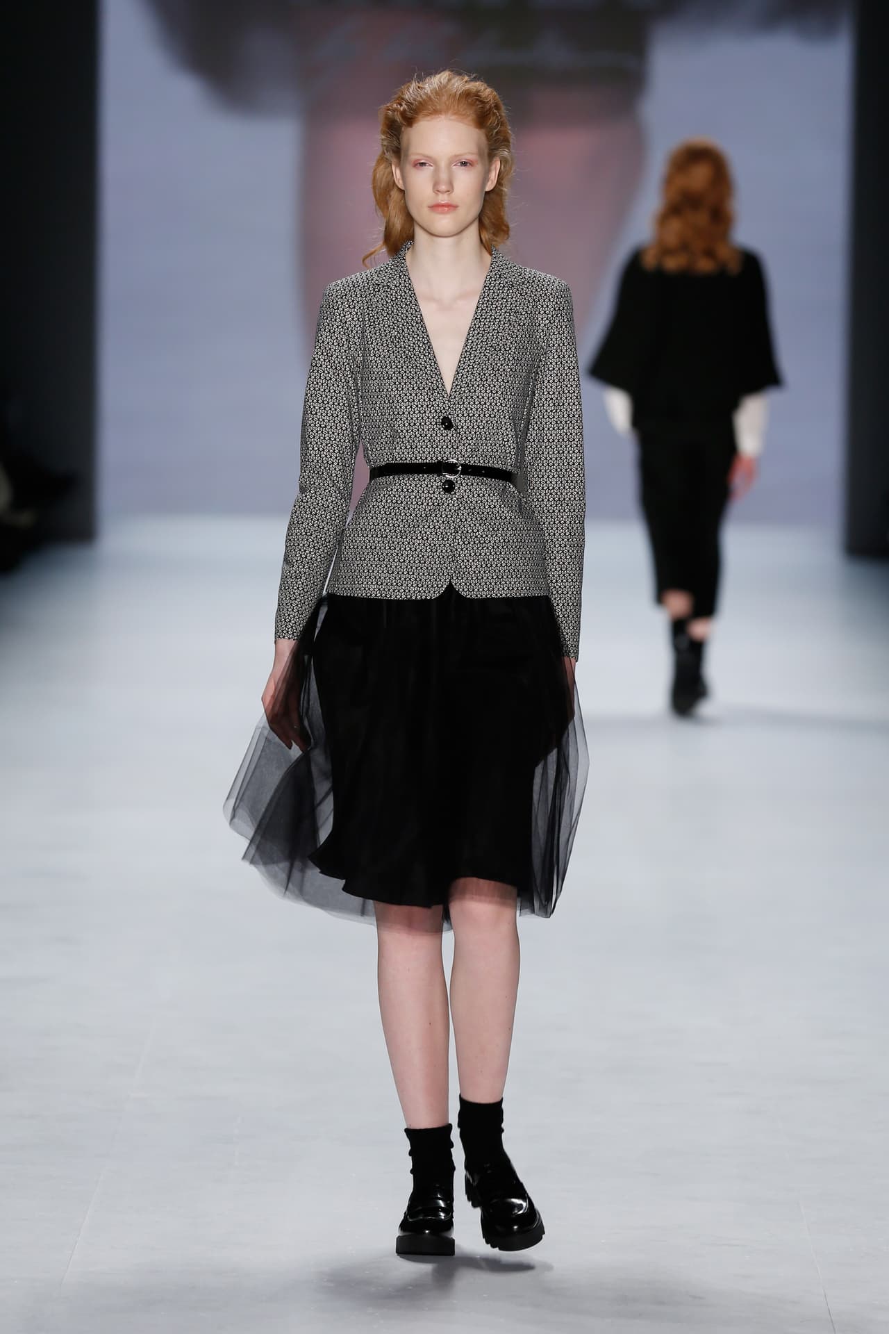 Si la falda es de un color neutro y sencillo puedes lucirla de día, combinada con flats para ir a la oficina.