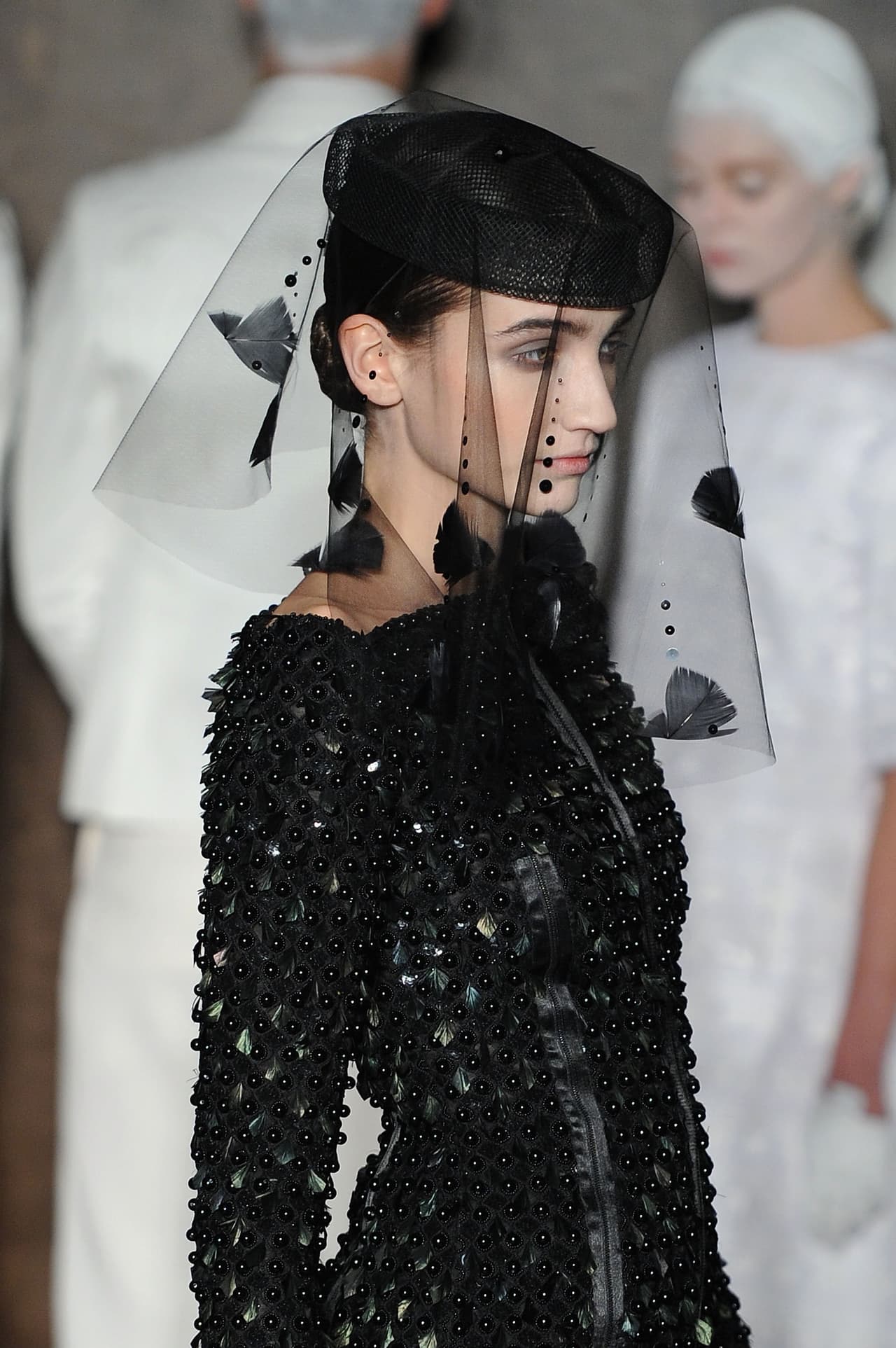 En accesorios y sombreros. Los tocados ya no son exclusividad de las novias. Esta temporada verás sombreros y arreglos con tul, para adornar outfits de noche. Solo para las más osadas.