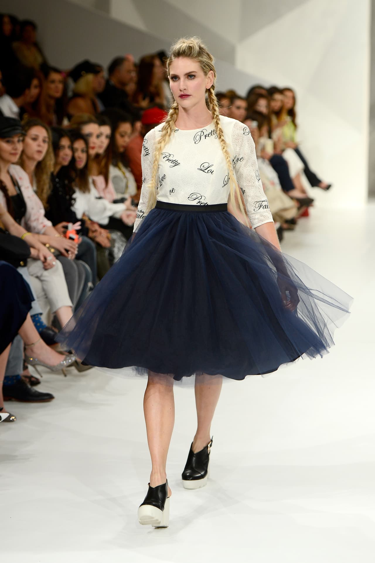 Volumen. Muchos fueron los diseñadores de esta temporada que eligieron el tul para sumar volumen a sus creaciones. Opta por esta tendencia si no tienes muchas curvas.