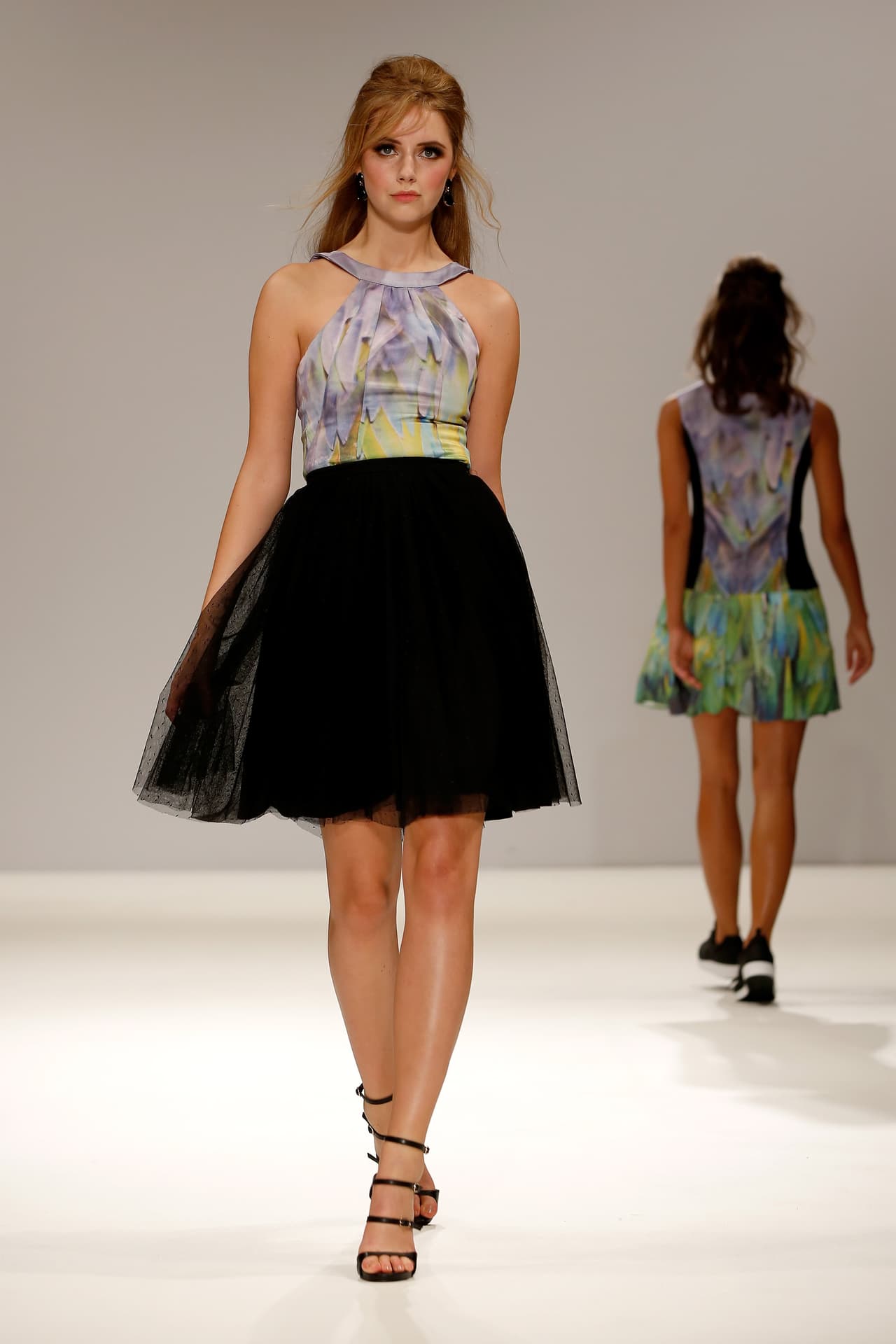 Para la noche, puedes elegir una con brillos o combinarla con colores más vivos y accesorios.