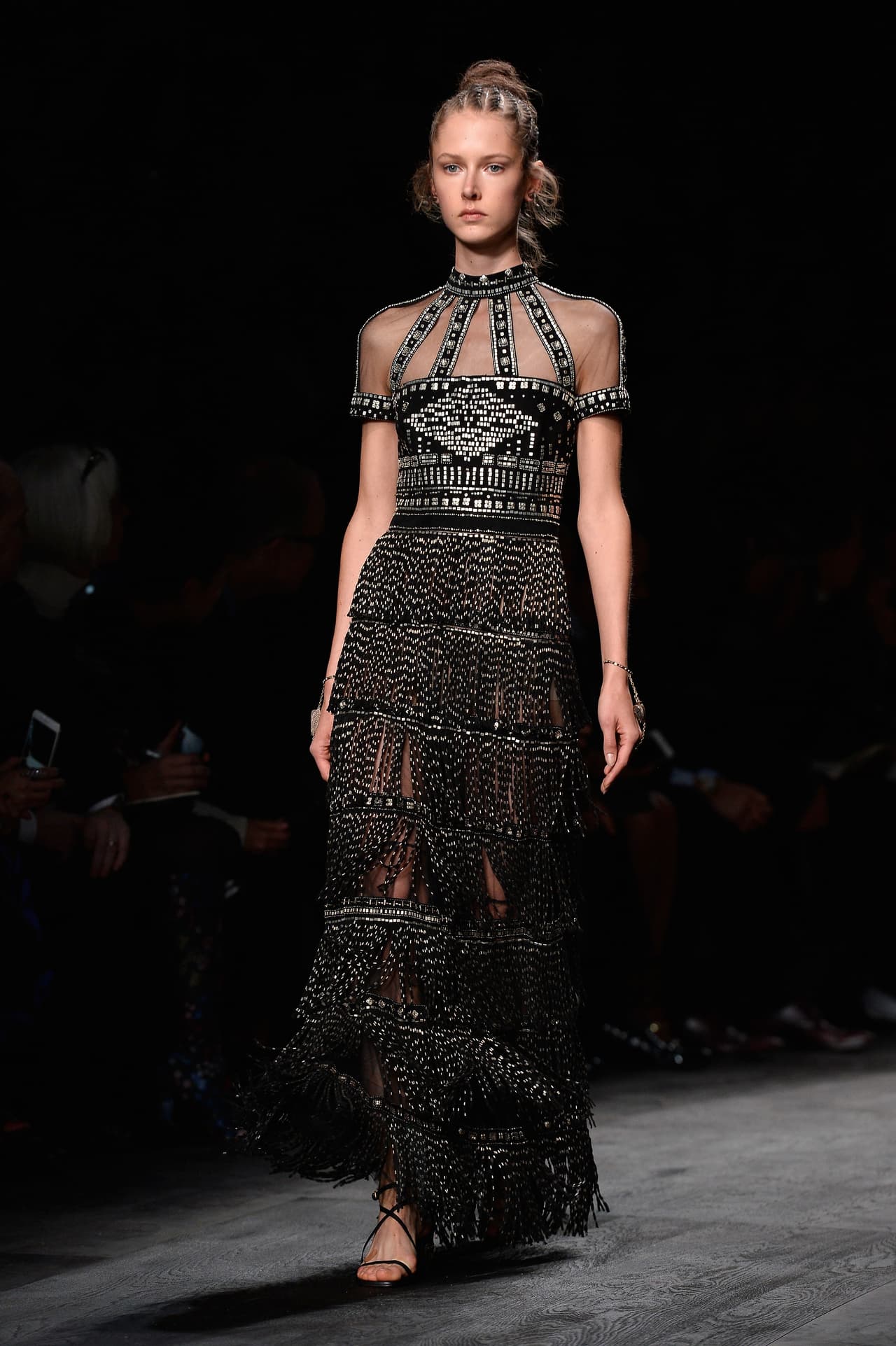 Los diseños con este tipo de tul y en transparencias son los indicados para darle a tu conjunto un aire delicado y elegante.