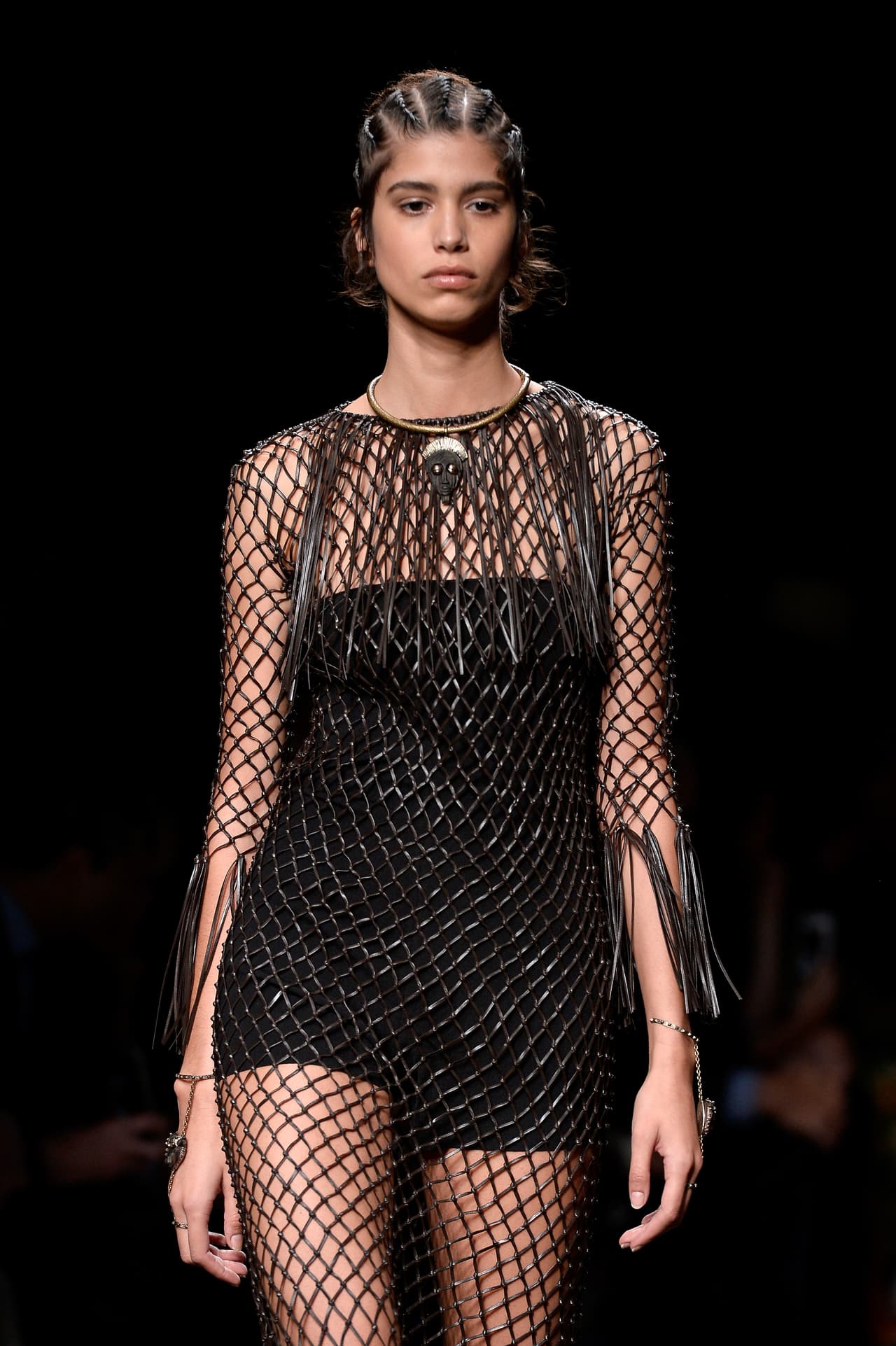 Abrigos. El tul llegó también a los abrigos de fiesta. Capas, ponchos y maxipañuelos de este material le dan un toque original a un outfit nocturno. Puedes vestir una capita de tul bordada sobre tu vestido corto o largo.