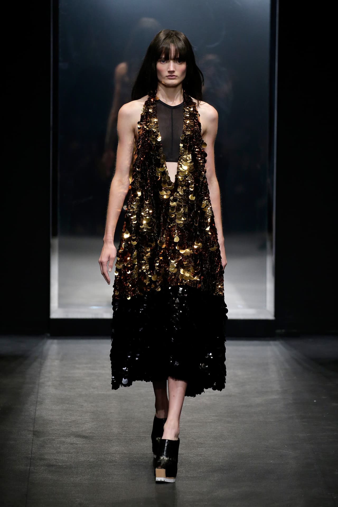 La diseñadora Vera Wang presentó su colección primavera-verano 2016, la cual se inspiró en la película 'Belle de Jour' y la mítica Catherine Deneuve. El NYFW se llenó de prendas en tonos obscuros, sin olvidar los volúmenes y la sofisticación de las lentejuelas, las plumas y algunas transparencias.