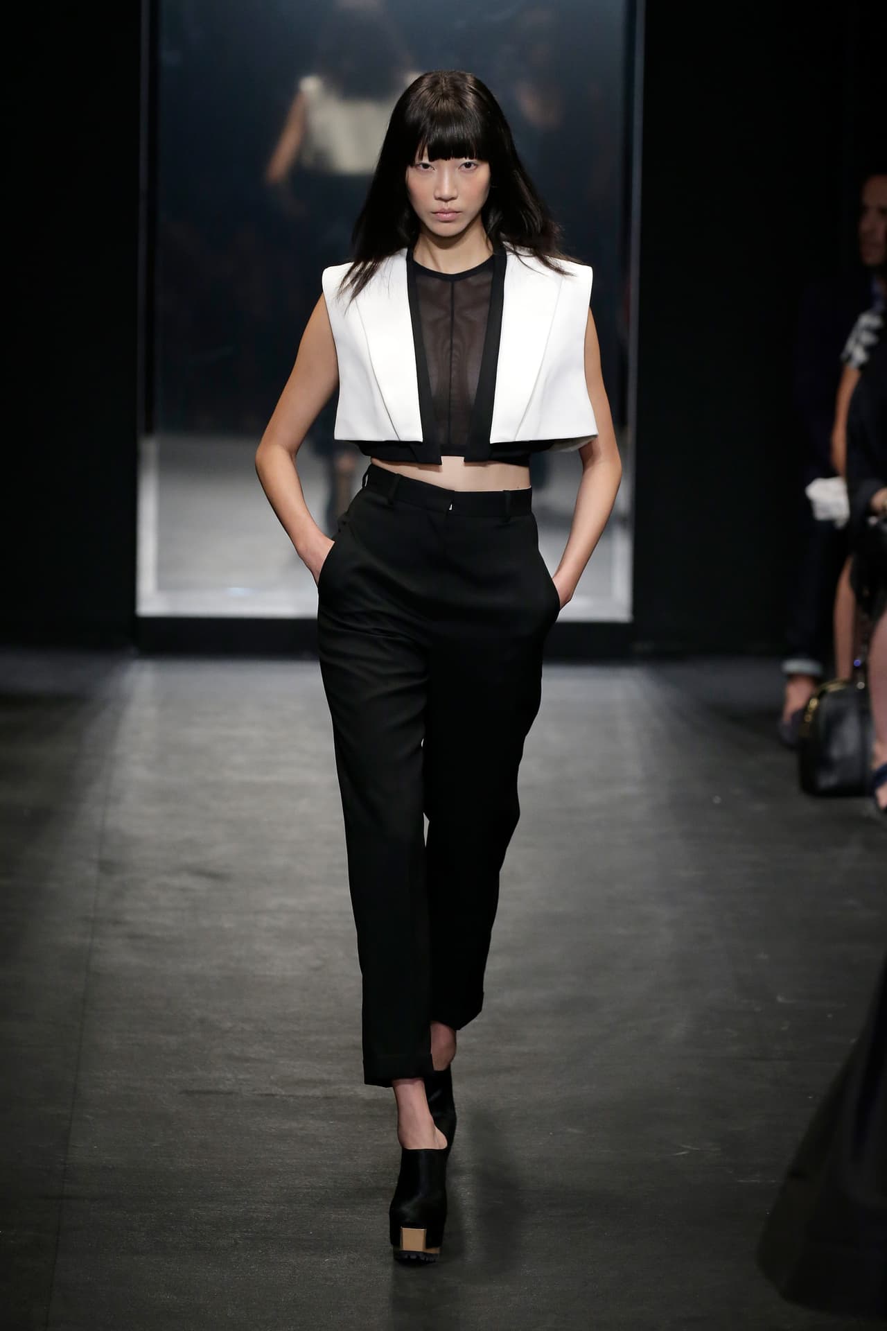 La diseñadora Vera Wang presentó su colección primavera-verano 2016, la cual se inspiró en la película 'Belle de Jour' y la mítica Catherine Deneuve. El NYFW se llenó de prendas en tonos obscuros, sin olvidar los volúmenes y la sofisticación de las lentejuelas, las plumas y algunas transparencias.