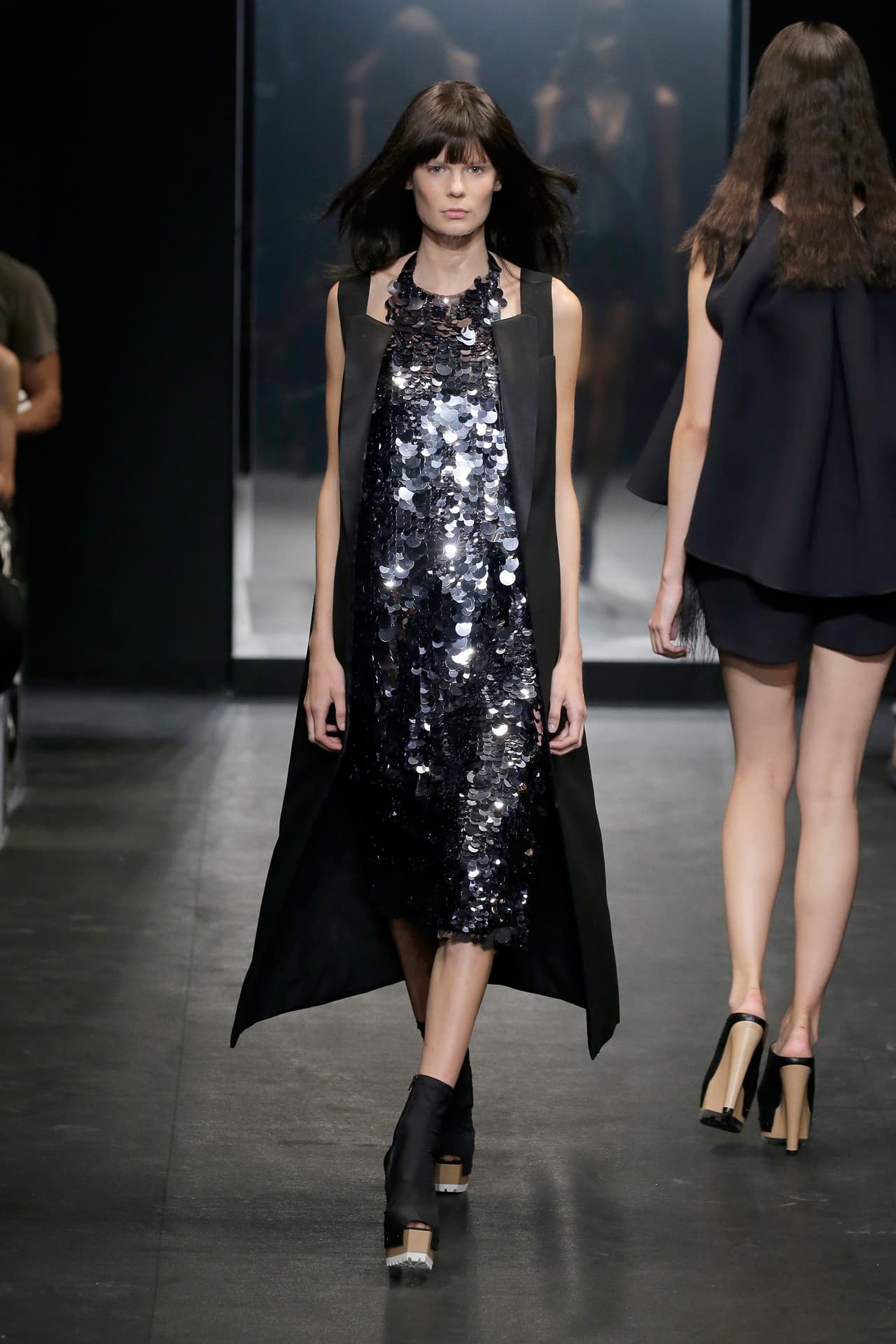 La diseñadora Vera Wang presentó su colección primavera-verano 2016, la cual se inspiró en la película 'Belle de Jour' y la mítica Catherine Deneuve. El NYFW se llenó de prendas en tonos obscuros, sin olvidar los volúmenes y la sofisticación de las lentejuelas, las plumas y algunas transparencias.