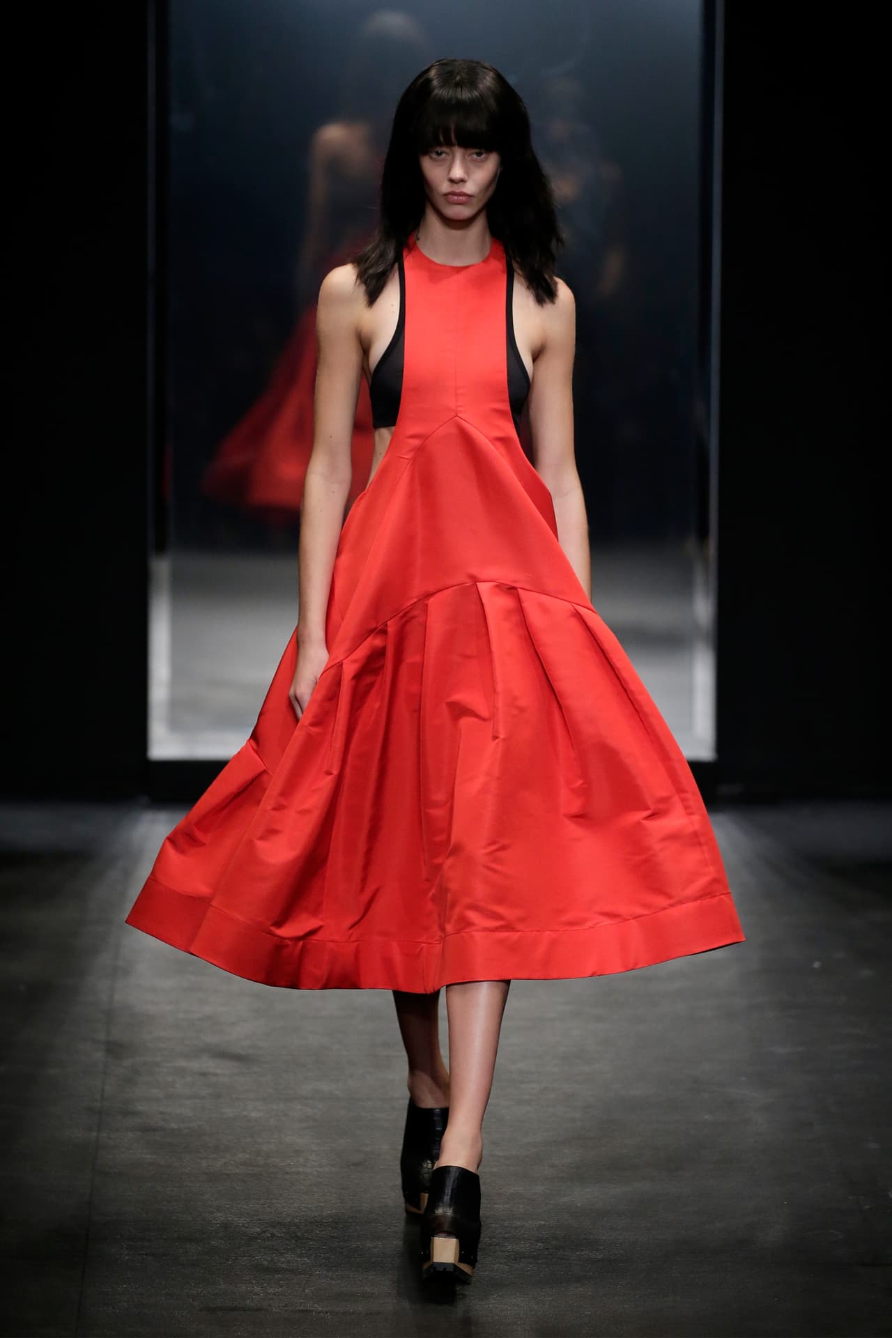 La diseñadora Vera Wang presentó su colección primavera-verano 2016, la cual se inspiró en la película 'Belle de Jour' y la mítica Catherine Deneuve. El NYFW se llenó de prendas en tonos obscuros, sin olvidar los volúmenes y la sofisticación de las lentejuelas, las plumas y algunas transparencias.