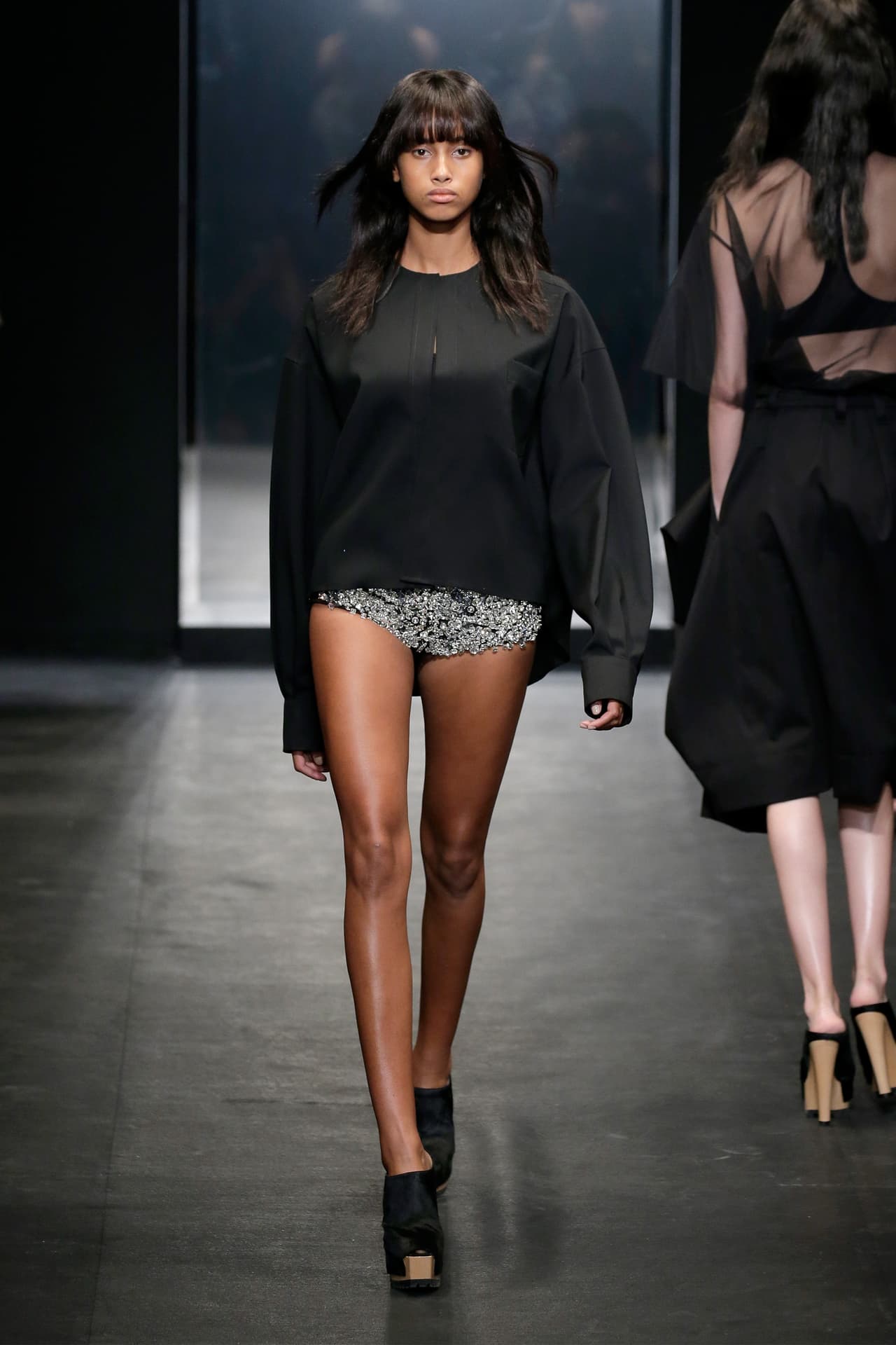 La diseñadora Vera Wang presentó su colección primavera-verano 2016, la cual se inspiró en la película 'Belle de Jour' y la mítica Catherine Deneuve. El NYFW se llenó de prendas en tonos obscuros, sin olvidar los volúmenes y la sofisticación de las lentejuelas, las plumas y algunas transparencias.