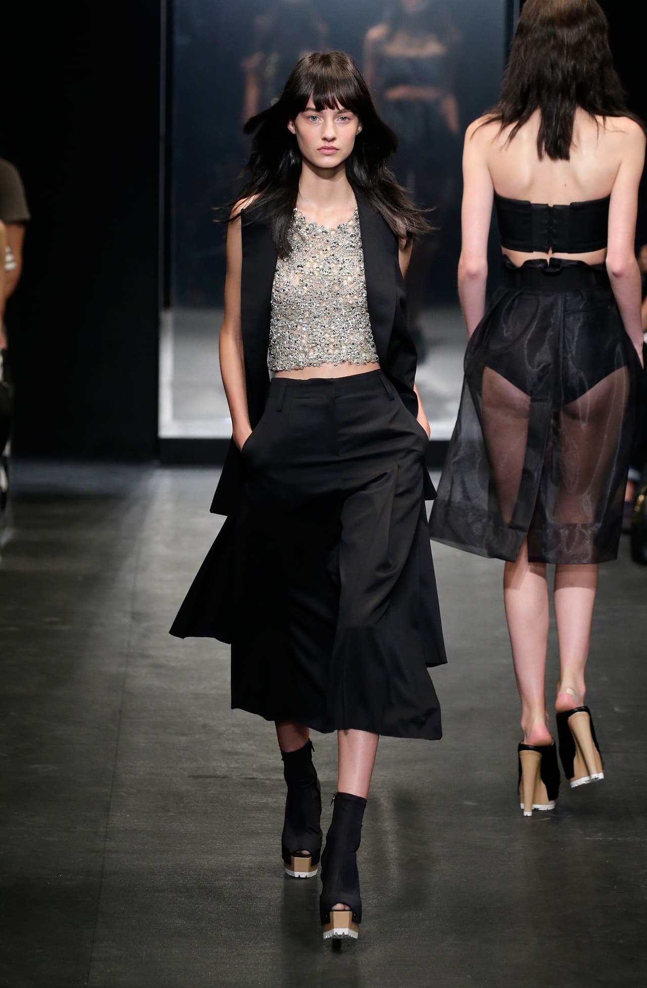 La diseñadora Vera Wang presentó su colección primavera-verano 2016, la cual se inspiró en la película 'Belle de Jour' y la mítica Catherine Deneuve. El NYFW se llenó de prendas en tonos obscuros, sin olvidar los volúmenes y la sofisticación de las lentejuelas, las plumas y algunas transparencias.