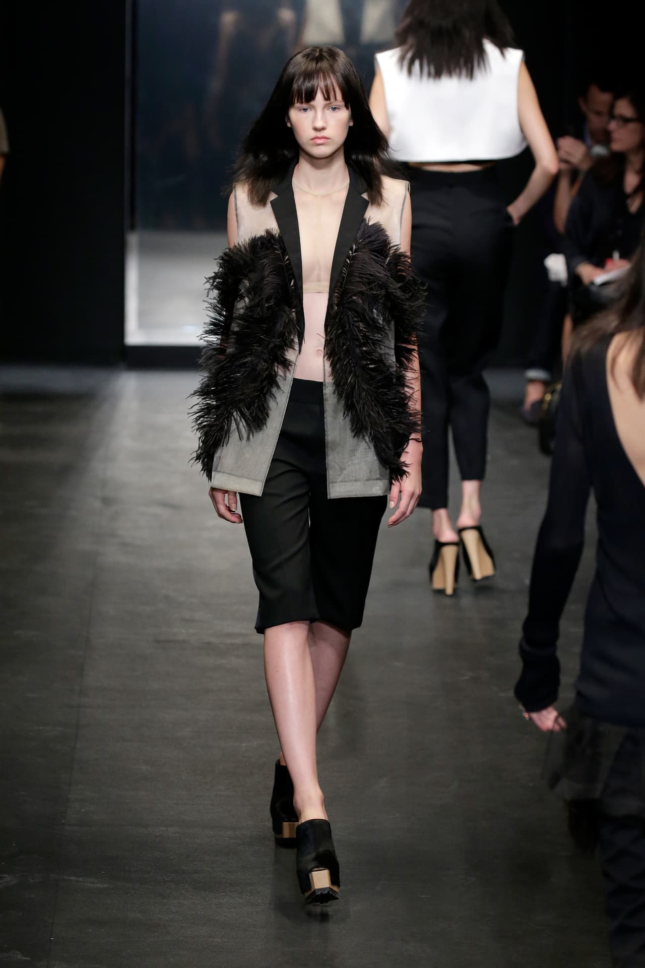 La diseñadora Vera Wang presentó su colección primavera-verano 2016, la cual se inspiró en la película 'Belle de Jour' y la mítica Catherine Deneuve. El NYFW se llenó de prendas en tonos obscuros, sin olvidar los volúmenes y la sofisticación de las lentejuelas, las plumas y algunas transparencias.