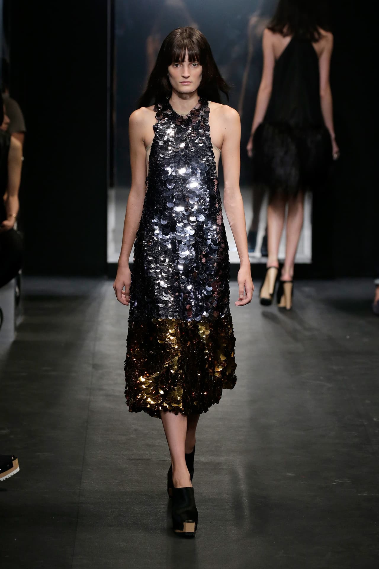 La diseñadora Vera Wang presentó su colección primavera-verano 2016, la cual se inspiró en la película 'Belle de Jour' y la mítica Catherine Deneuve. El NYFW se llenó de prendas en tonos obscuros, sin olvidar los volúmenes y la sofisticación de las lentejuelas, las plumas y algunas transparencias.