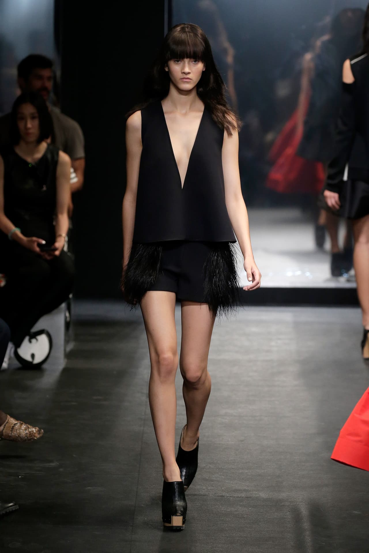 La diseñadora Vera Wang presentó su colección primavera-verano 2016, la cual se inspiró en la película 'Belle de Jour' y la mítica Catherine Deneuve. El NYFW se llenó de prendas en tonos obscuros, sin olvidar los volúmenes y la sofisticación de las lentejuelas, las plumas y algunas transparencias.