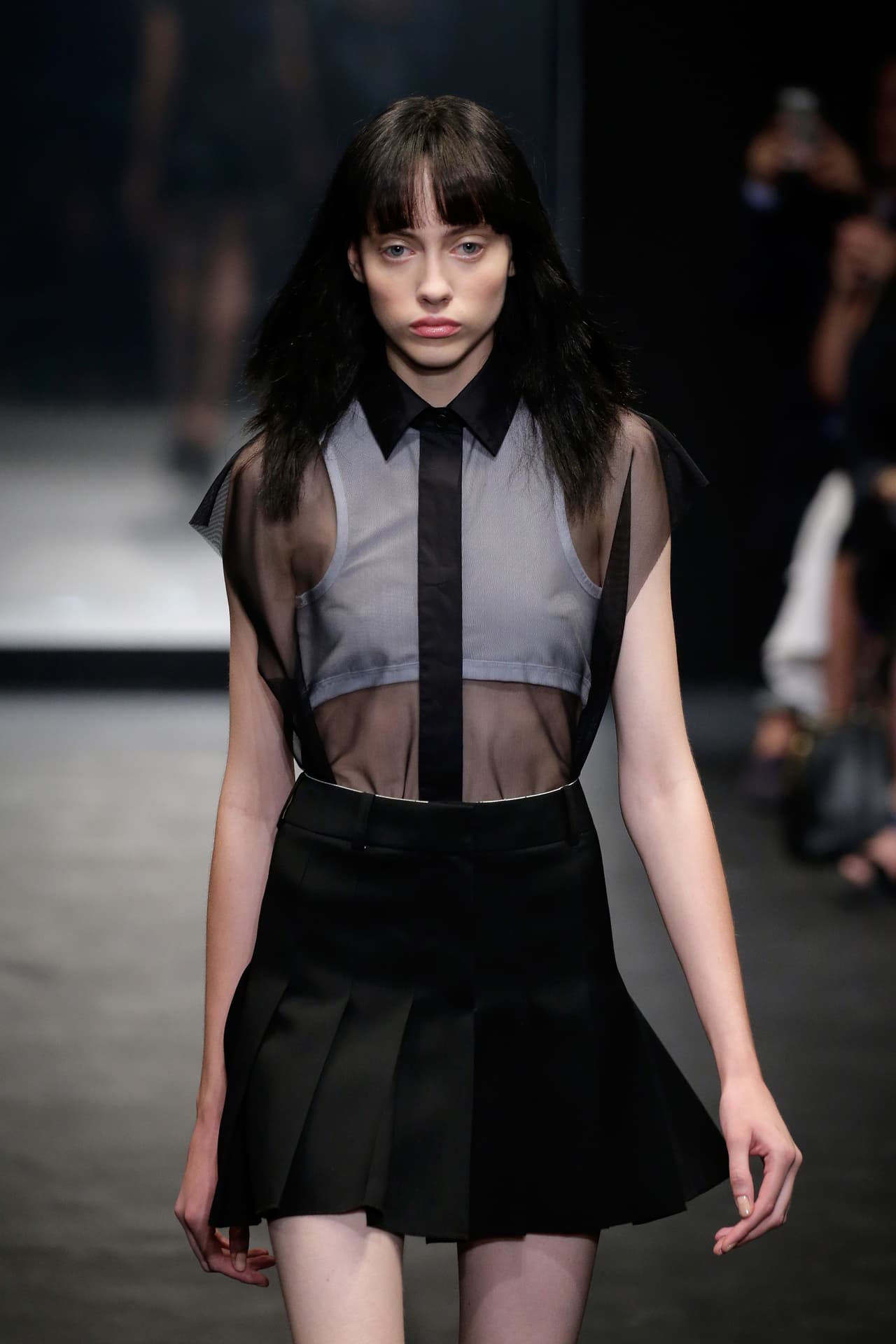 La diseñadora Vera Wang presentó su colección primavera-verano 2016, la cual se inspiró en la película 'Belle de Jour' y la mítica Catherine Deneuve. El NYFW se llenó de prendas en tonos obscuros, sin olvidar los volúmenes y la sofisticación de las lentejuelas, las plumas y algunas transparencias.