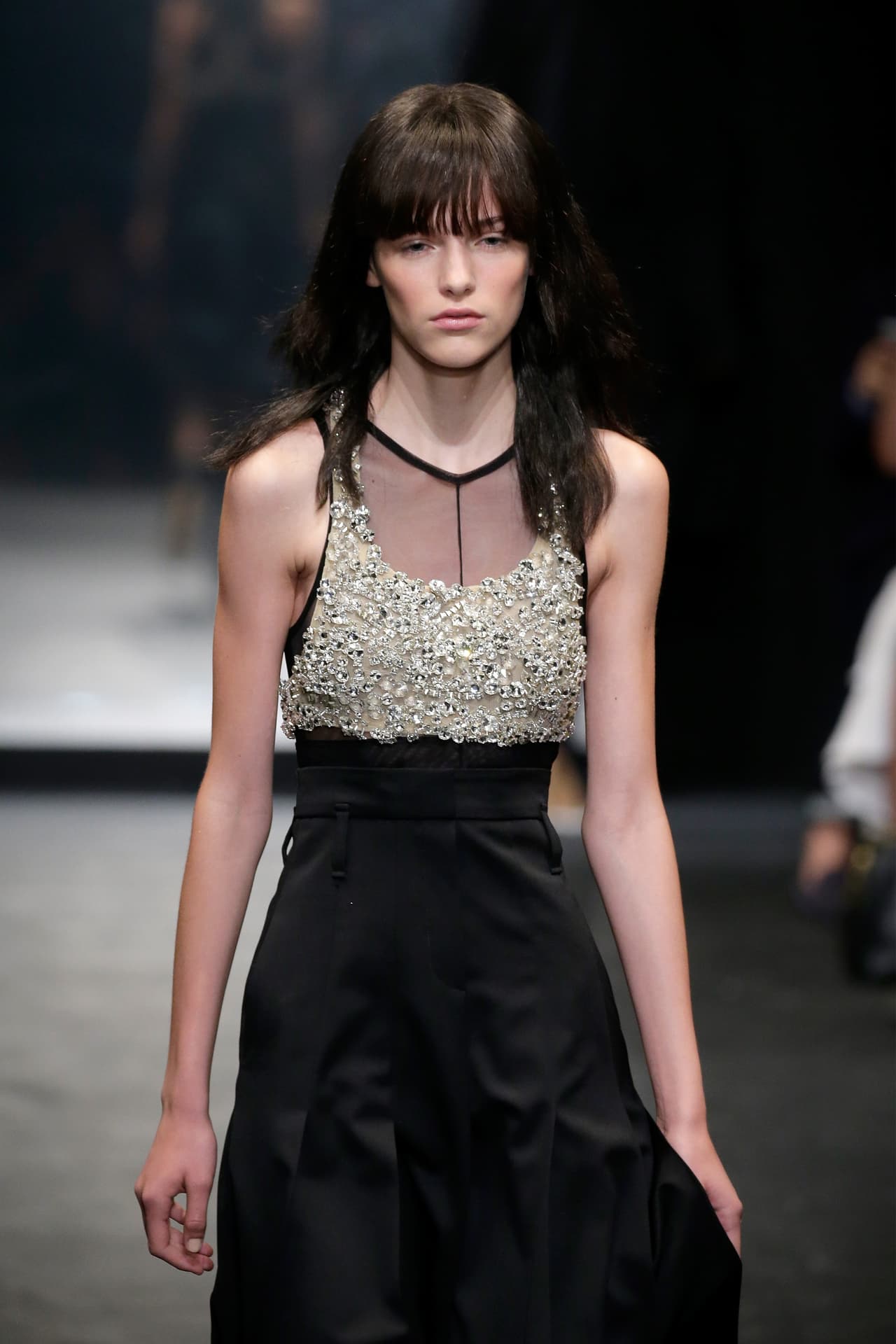 La diseñadora Vera Wang presentó su colección primavera-verano 2016, la cual se inspiró en la película 'Belle de Jour' y la mítica Catherine Deneuve. El NYFW se llenó de prendas en tonos obscuros, sin olvidar los volúmenes y la sofisticación de las lentejuelas, las plumas y algunas transparencias.