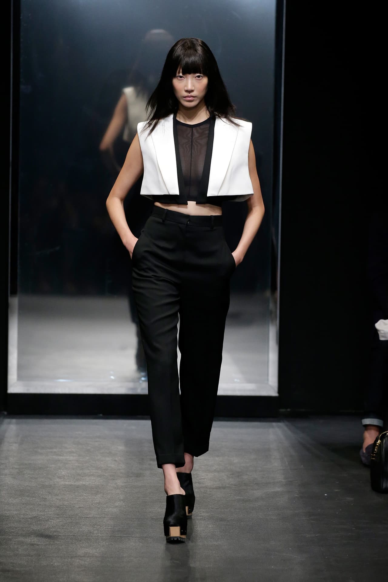 La diseñadora Vera Wang presentó su colección primavera-verano 2016, la cual se inspiró en la película 'Belle de Jour' y la mítica Catherine Deneuve. El NYFW se llenó de prendas en tonos obscuros, sin olvidar los volúmenes y la sofisticación de las lentejuelas, las plumas y algunas transparencias.