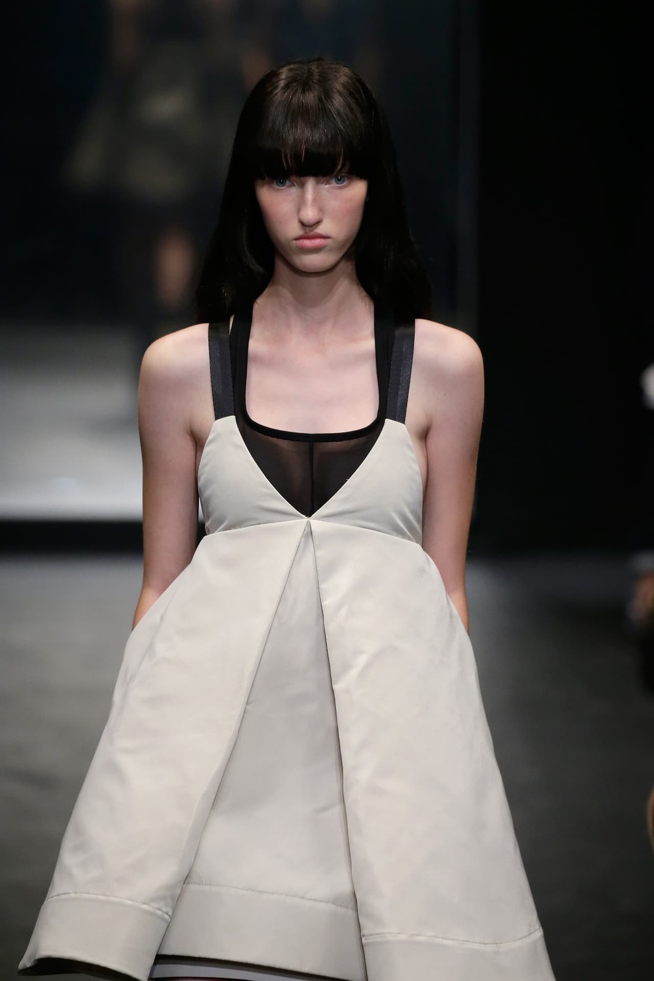 La diseñadora Vera Wang presentó su colección primavera-verano 2016, la cual se inspiró en la película 'Belle de Jour' y la mítica Catherine Deneuve. El NYFW se llenó de prendas en tonos obscuros, sin olvidar los volúmenes y la sofisticación de las lentejuelas, las plumas y algunas transparencias.