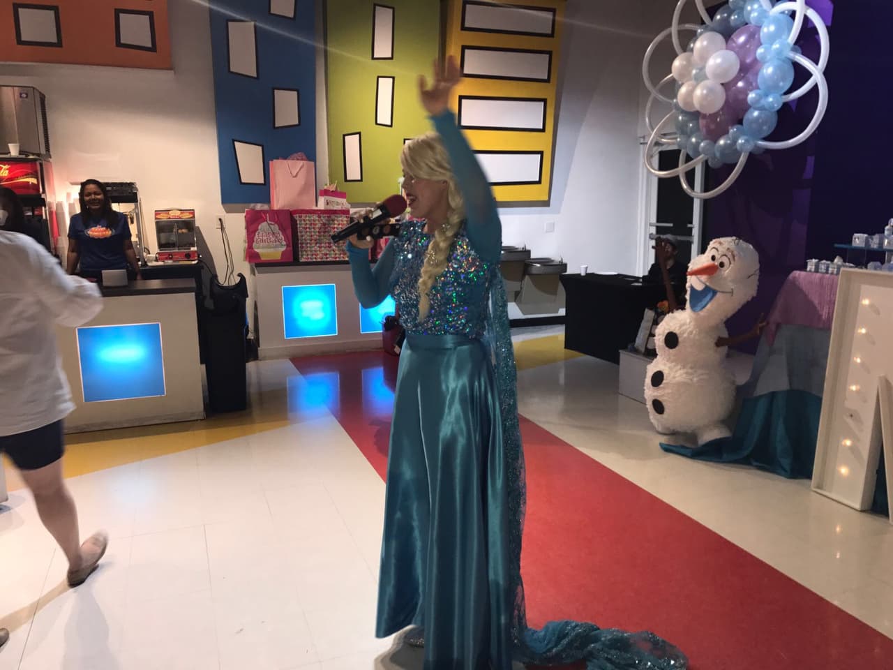 La princesa 'Elsa' llegó a sorprender a Michelle en su fiesta.
