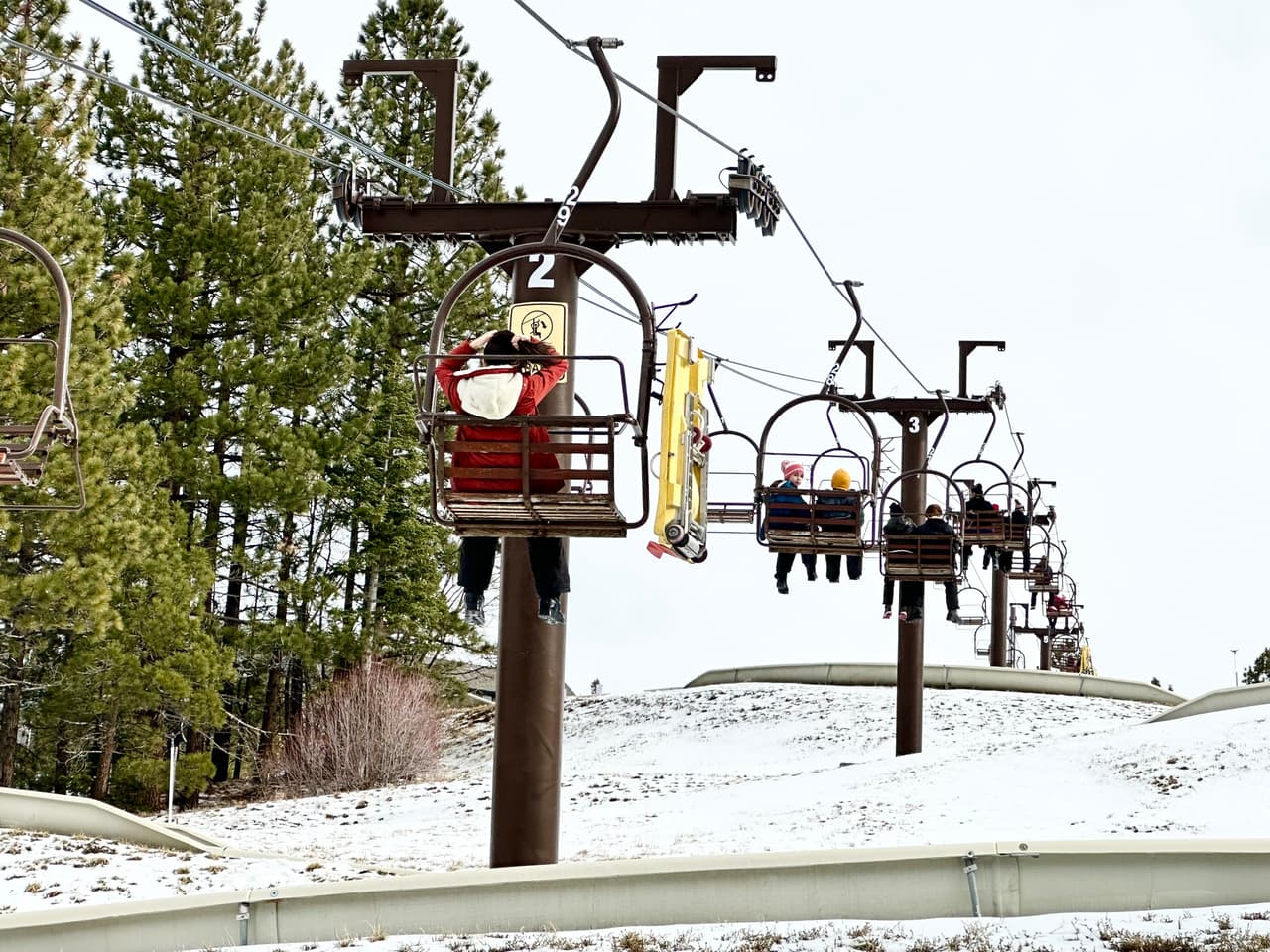 Big Bear ofrece aventuras increíbles en sus centros de nieve, como pasear por estas sillas voladoras mientras disfrutas de los paisajes, claro si no le tienes miedo a las alturas.