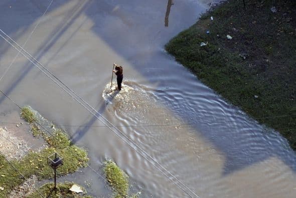 Además del Ejército, los bomberos trabajan "casa por casa" para rescatar a las personas que quedaron aisladas por el agua en los tejados de sus casas y a aquellos que se refugiaron en los árboles.