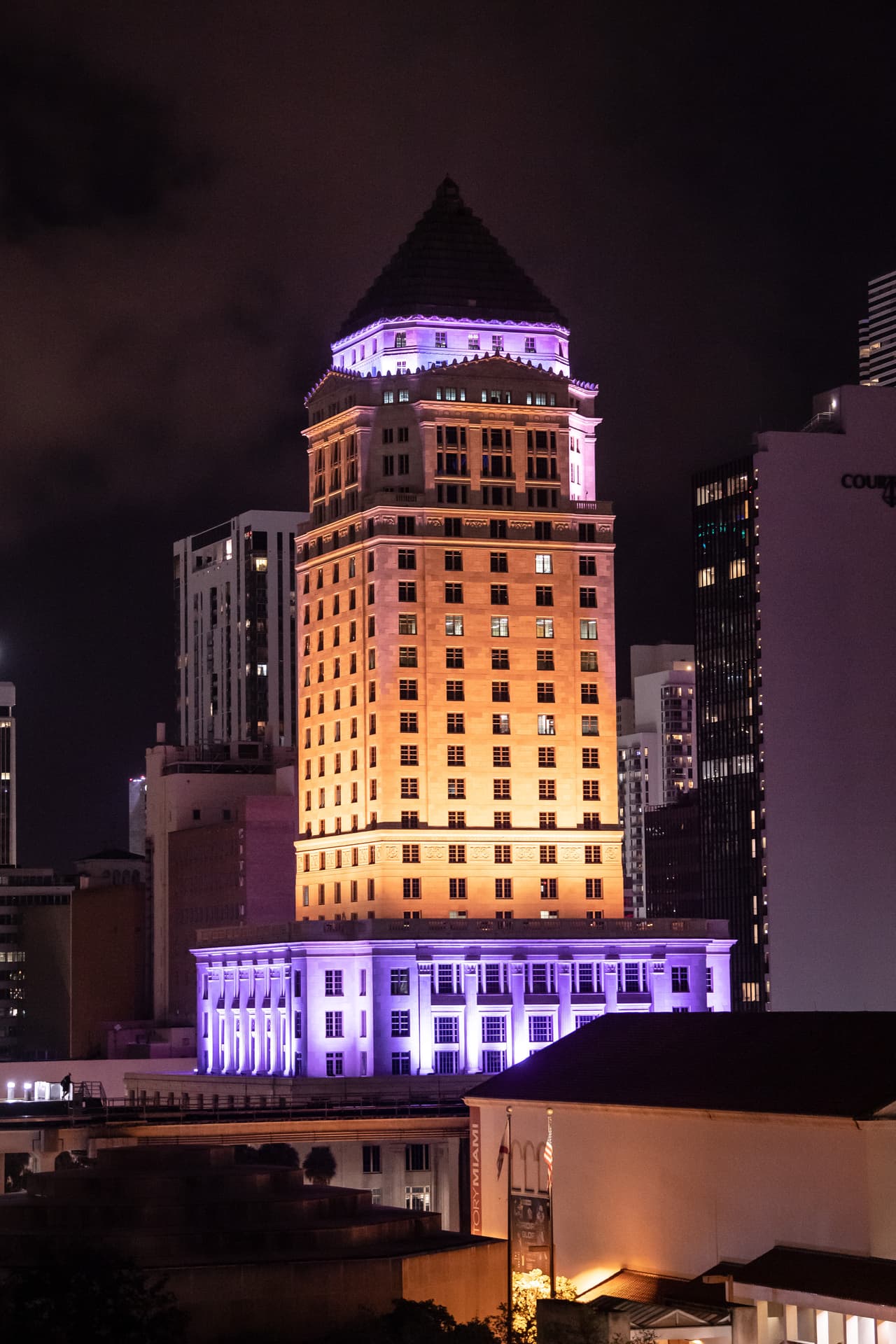 La comisión de mujeres del condado de Miami-Dade, conmemoró el Día de la Igualdad de la Mujer y la ratificación de la 19a enmienda a la constitución de Estados Unidos iluminando varios edificios.